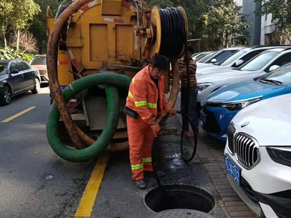 让胡路排污管道清淤