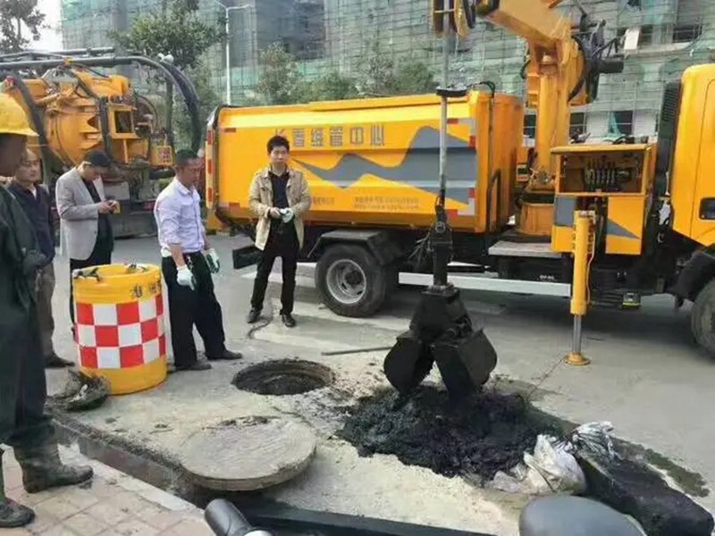 让胡路街道：网格员化身“清道夫”，为民解忧疏通“堵心”化粪池