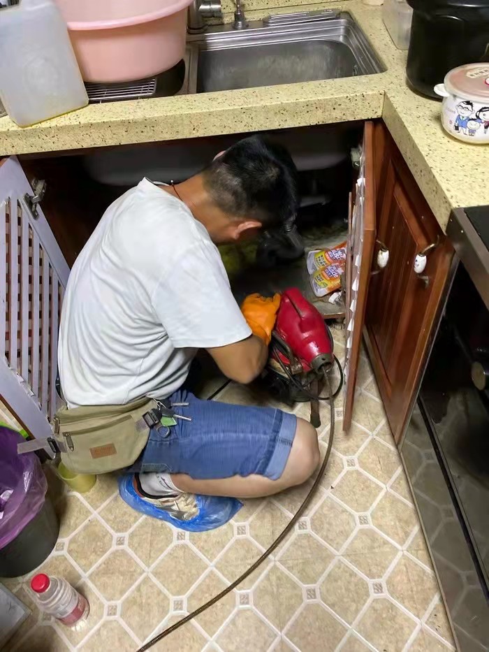 让胡路通下水道