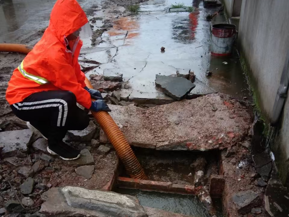 让胡路专业清理污水池 炜誉市政以规范流程守护城市 “肠道”