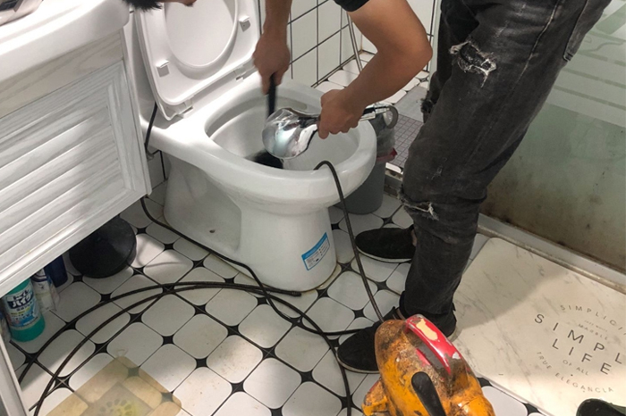 让胡路马桶堵塞自己疏通还是找师傅?专业上门服务让你省时更省心
