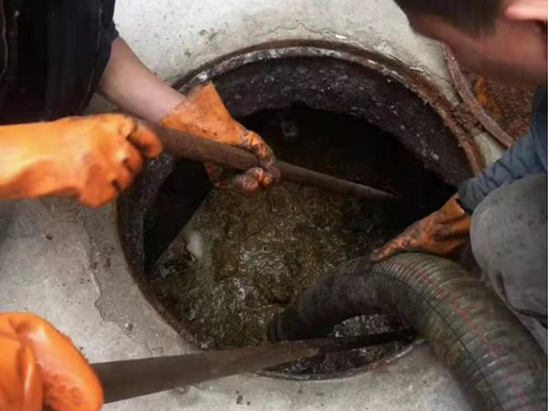 让胡路清理化粪池时如何避免沼气的危害?